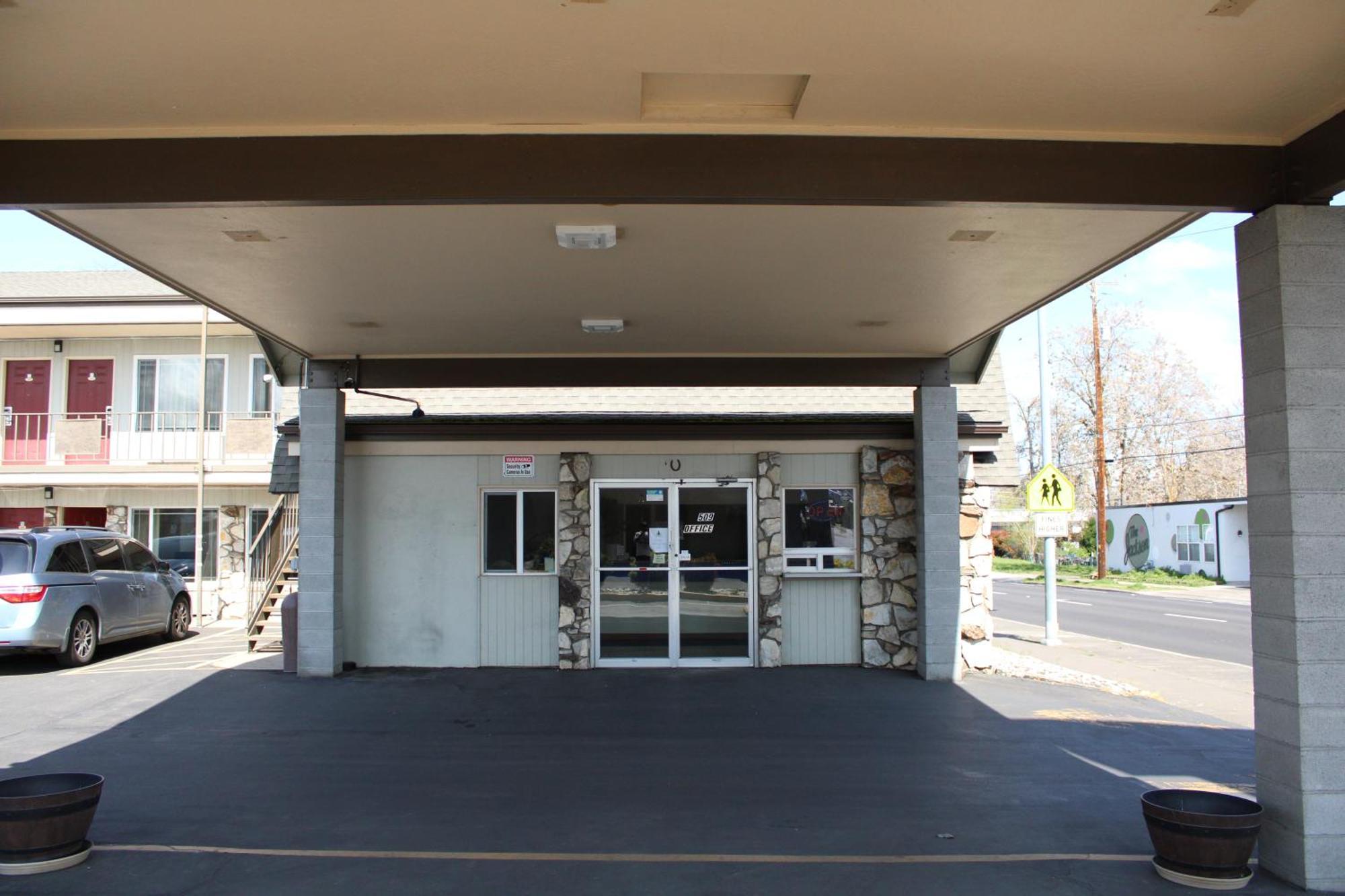 Pine Tree Inn Medford Ngoại thất bức ảnh