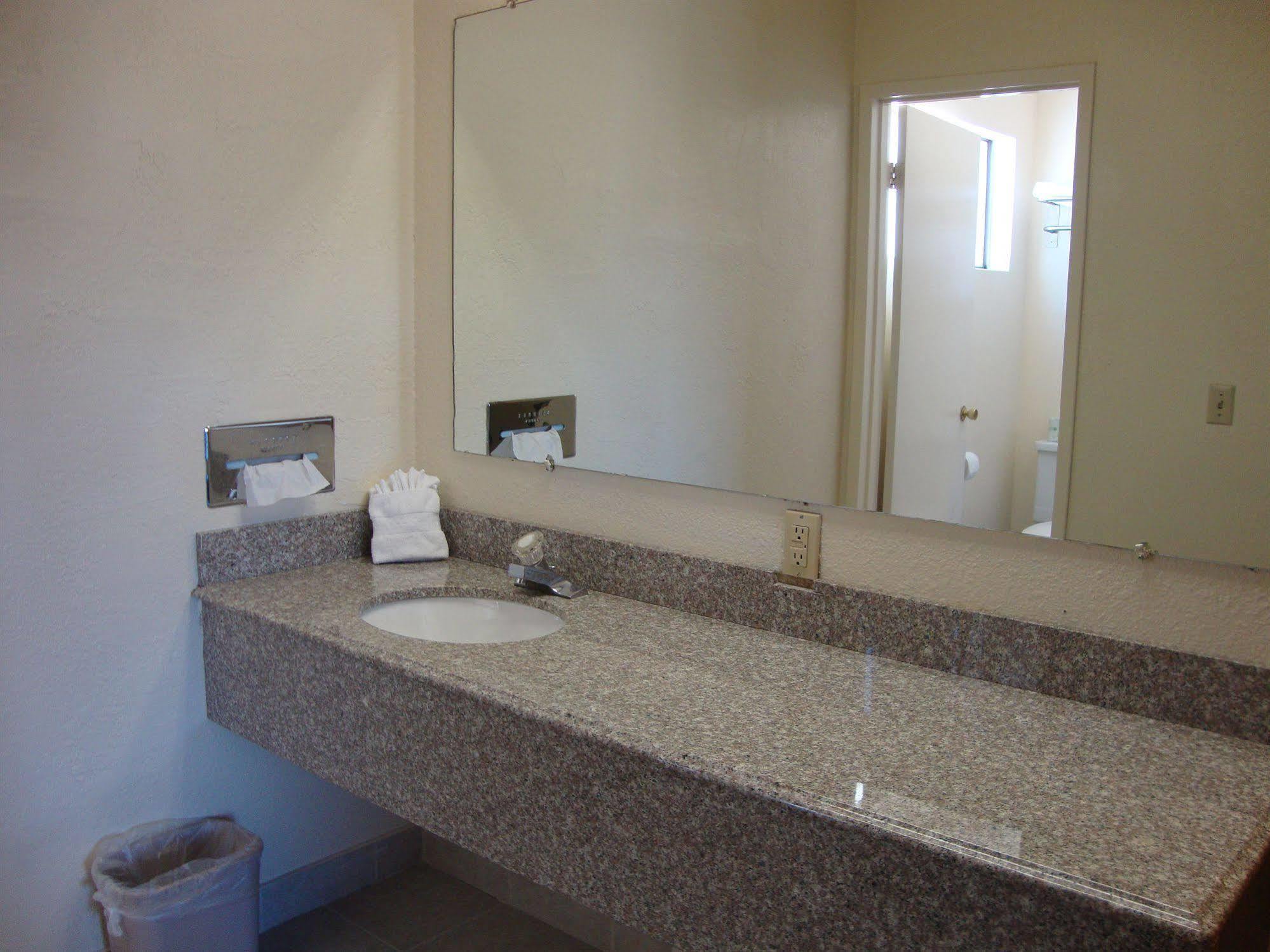 Pine Tree Inn Medford Ngoại thất bức ảnh